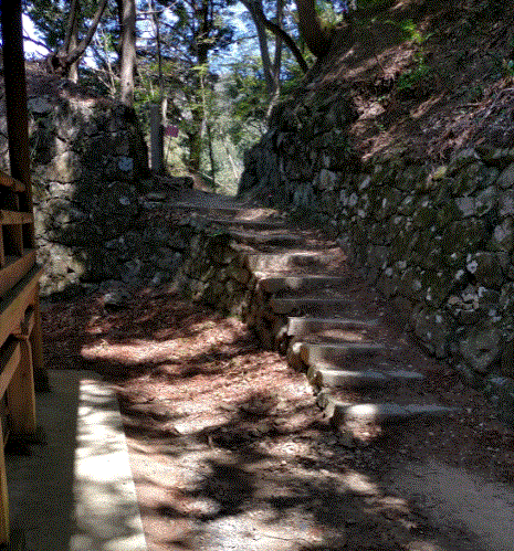 本山寺からポンポン山への道