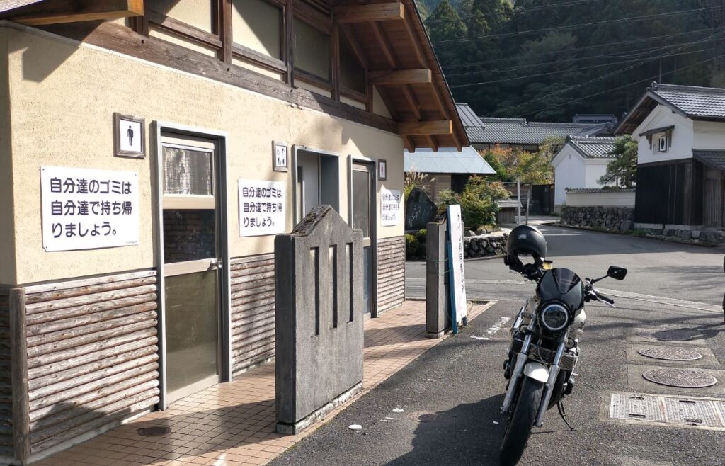 坊村バス停のトイレ