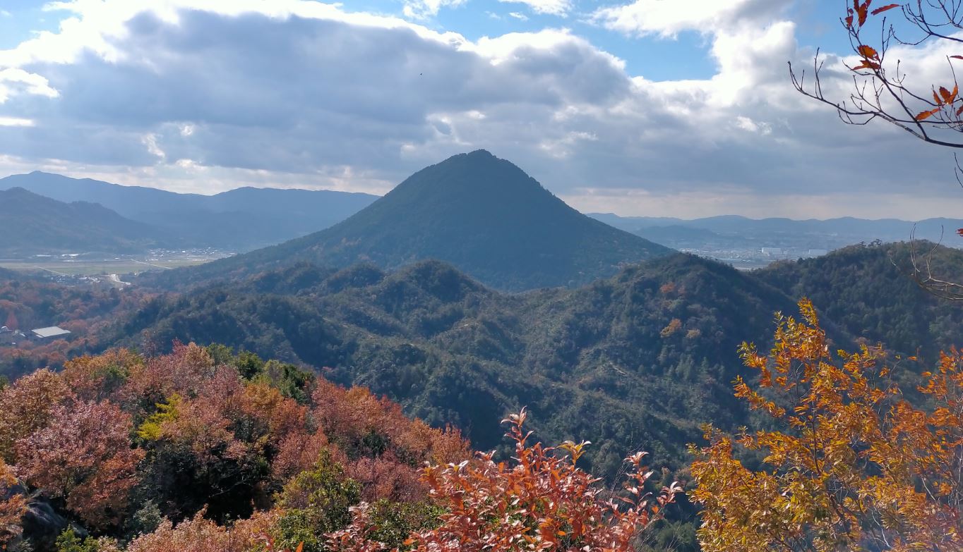 田中山から見た三上山